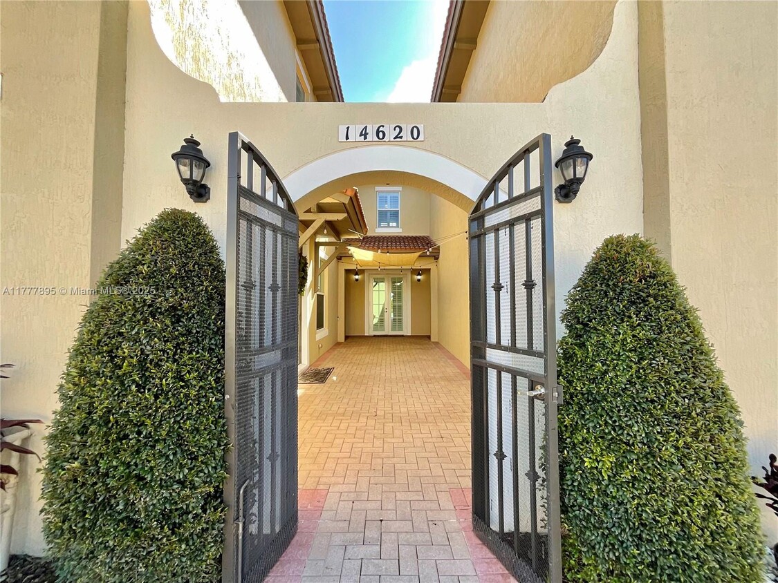 Foto principal - 14620 SW 15th St