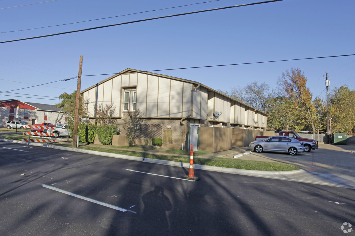 Building Photo - 719 Center St