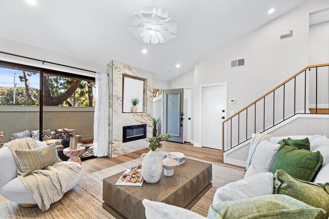 Amplia sala de estar - 13135 Mindanao Way