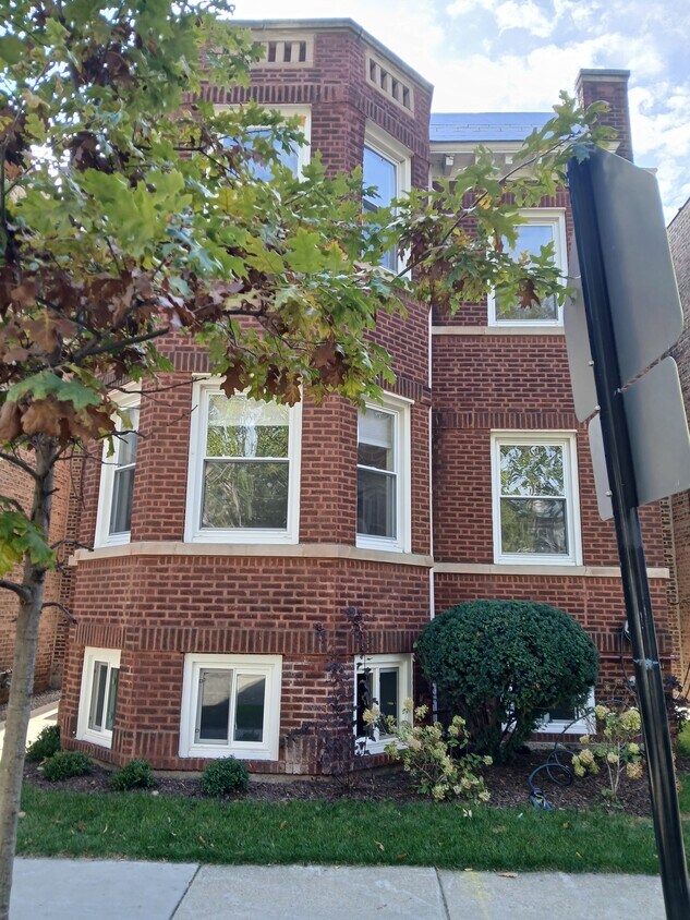 Foto principal - 2221 W Winnemac Ave