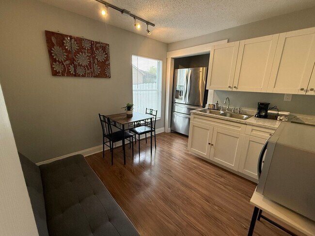 Foto del edificio - 26843 Roseann Pl