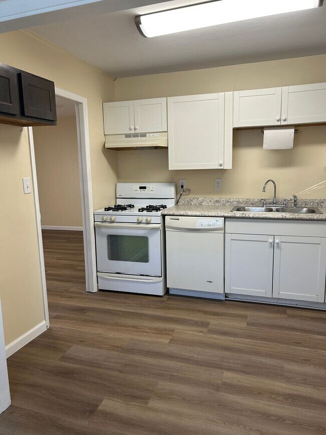 Foto del edificio - 3 Bedroom, 1 bath home with detached 1 car...