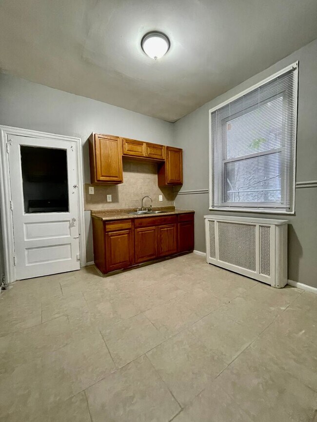 Building Photo - Spacious 3 Bedroom Available Now