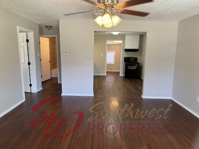 Foto del edificio - Spacious, updated 2 bedroom 1 bath with extra office!