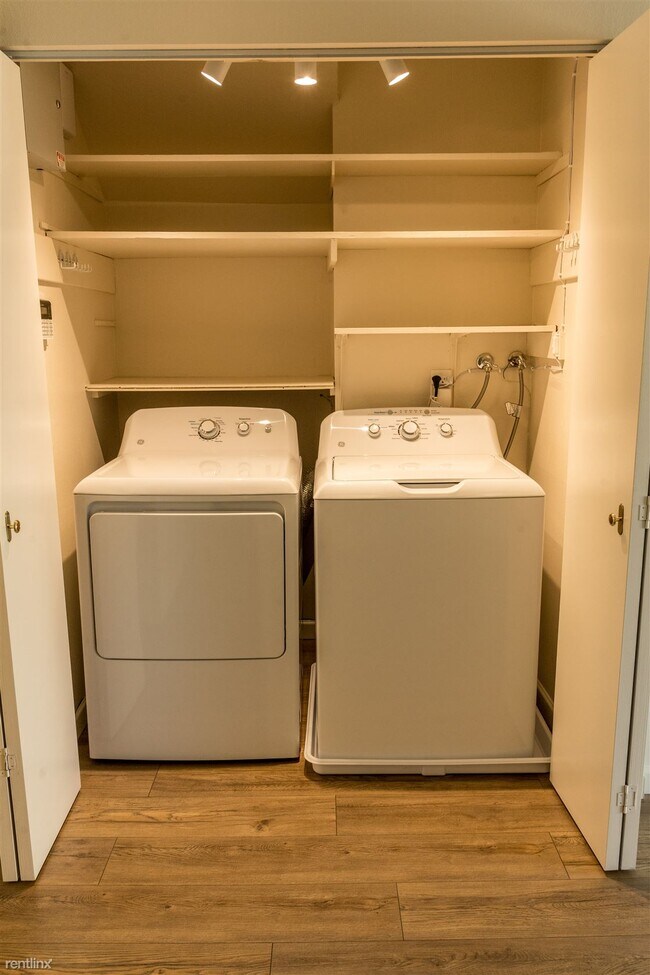 Building Photo - 3 br, 2.5 bath Townhome - 3157 Payne Avenu...