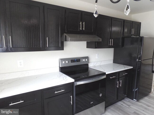 Building Photo - 1126 Barnaby Terrace SE