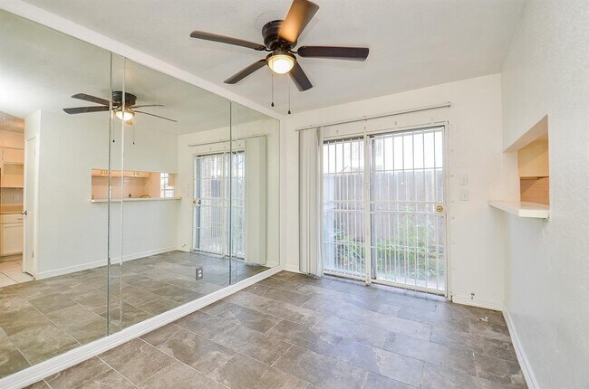 Foto del edificio - 9350 Country Creek St