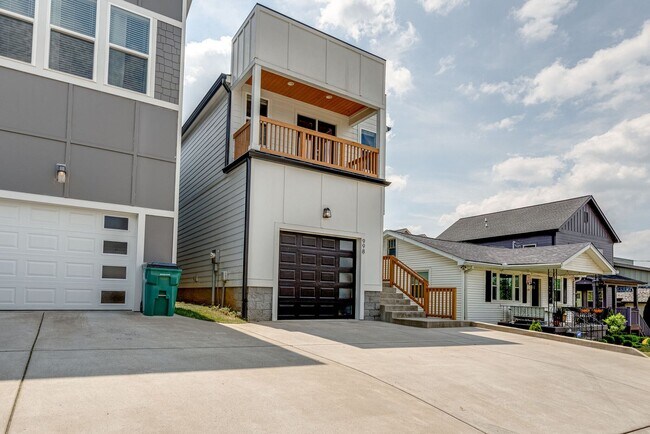 Foto del edificio - AVAILABLE June 1st. UPDATED 3 Bedroom Home close to Everything East Nashville! Fenced in backyard...