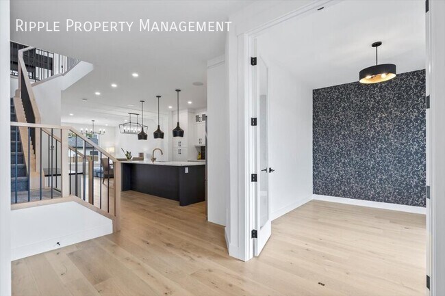 Photo du bâtiment - Modern 3 Beds, 2.5 Baths Duplex | 1 Pet Al...