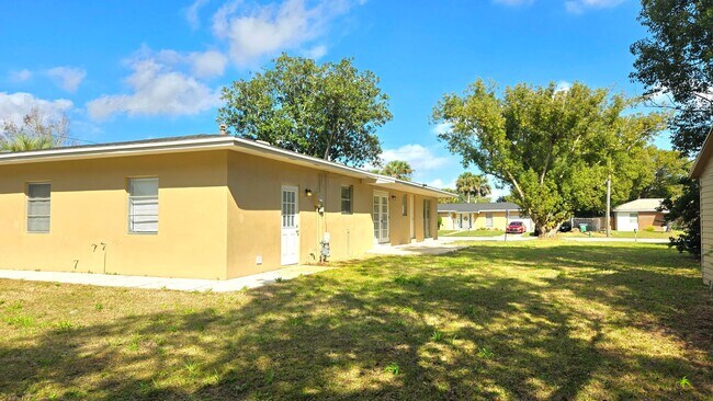 Foto del edificio - Charming Corner Lot Home in Deland- Near T...