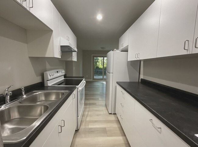 Building Photo - Leasing