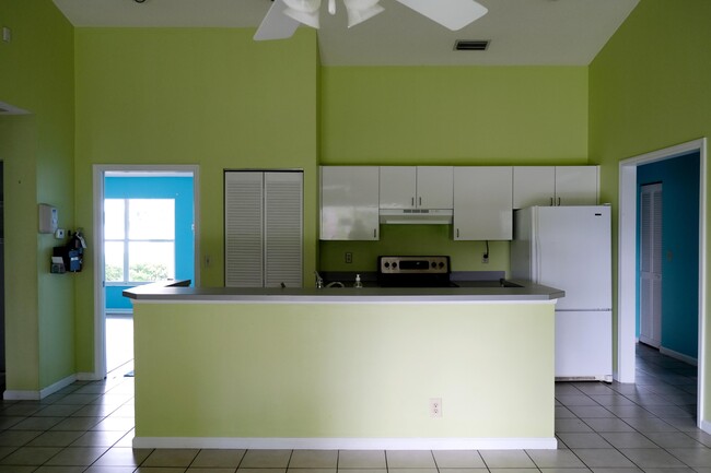 Building Photo - 550 Bush Rd