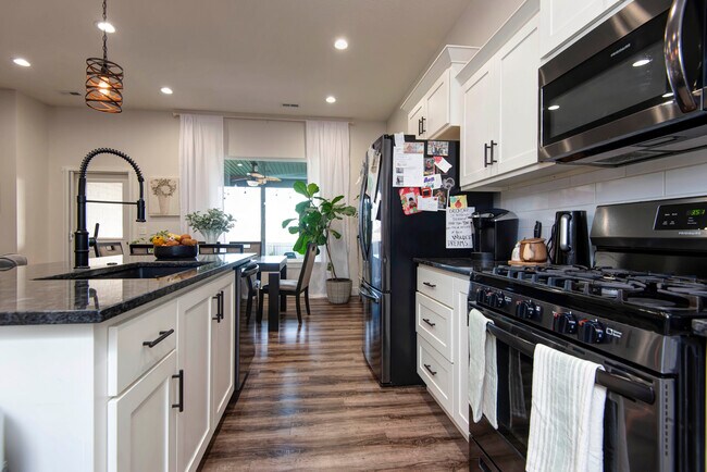 Foto del edificio - 2382 Athens St