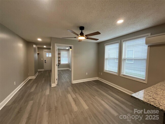 Foto del edificio - 53 Rex Ave