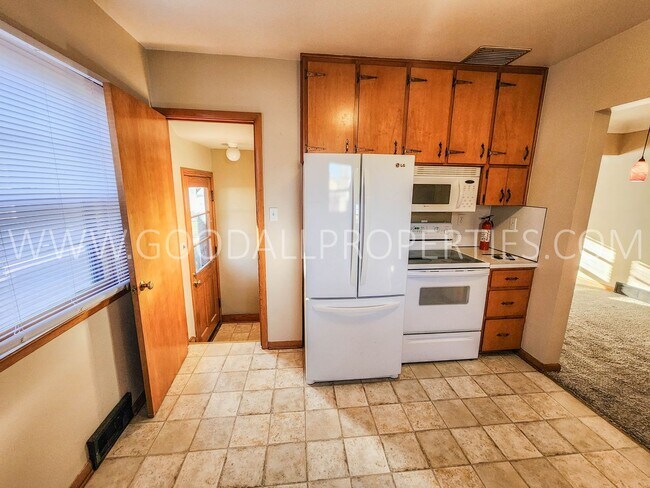 Building Photo - 3 Bedroom Beaverdale Brick Home with detac...