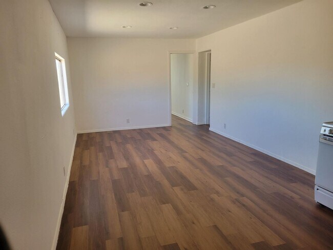 Foto del edificio - 2 Bed/1Bath and Bonus Room