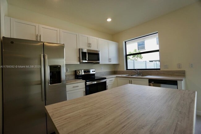 Foto del edificio - 3432 W 113th St