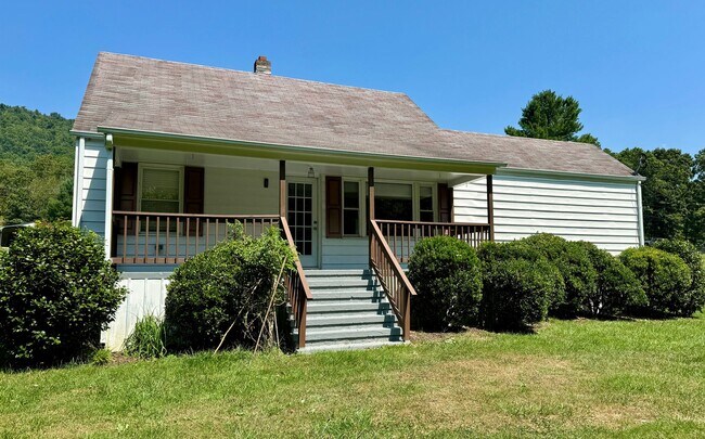 Foto del edificio - Quaint Country Cottage On Large Lot Near D...