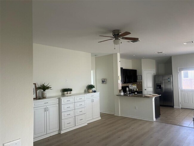 Building Photo - 121 Navidad River Dr