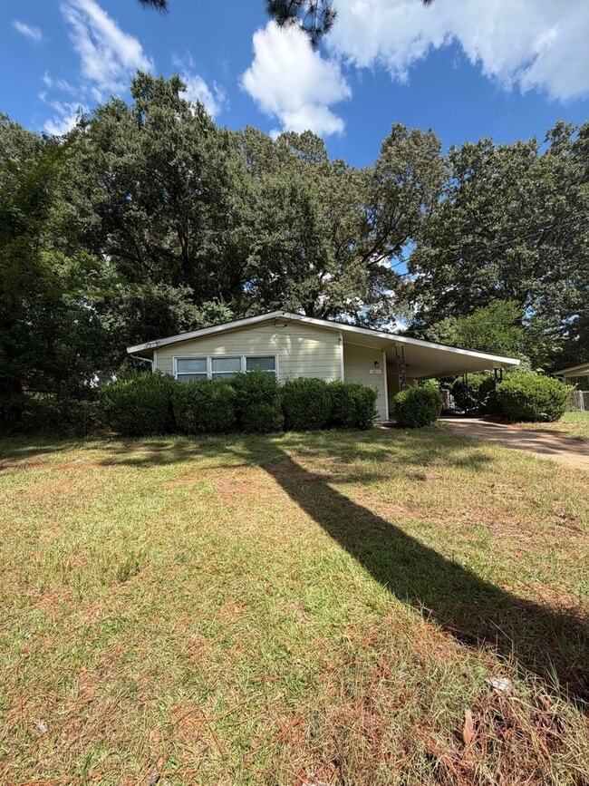 Building Photo - 3871 Sherwood Dr