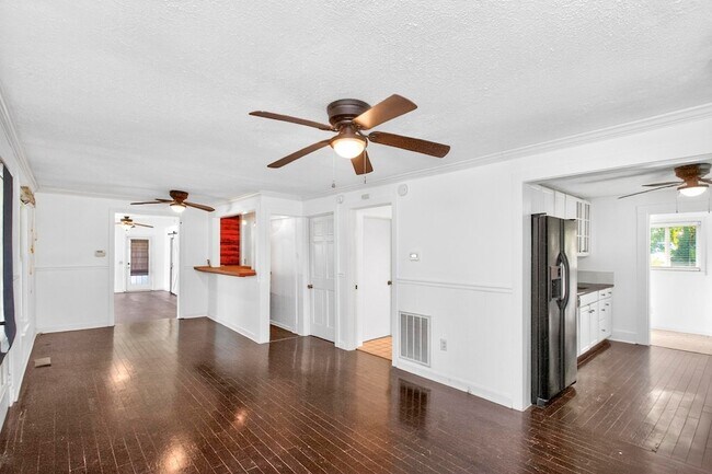 Foto del edificio - 3008 Lakeshore Dr