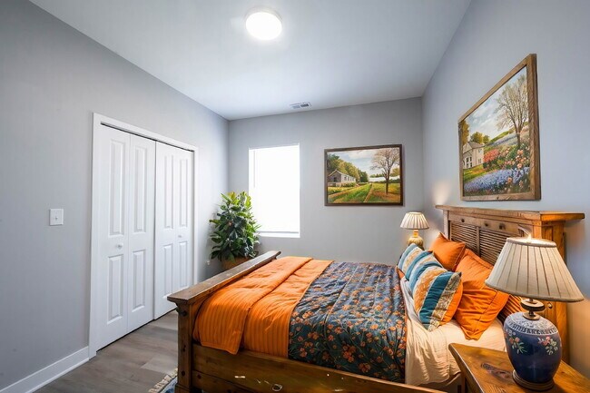 Foto del edificio - "Charming 3-Bed, 2-Bath Duplex on North Ta...