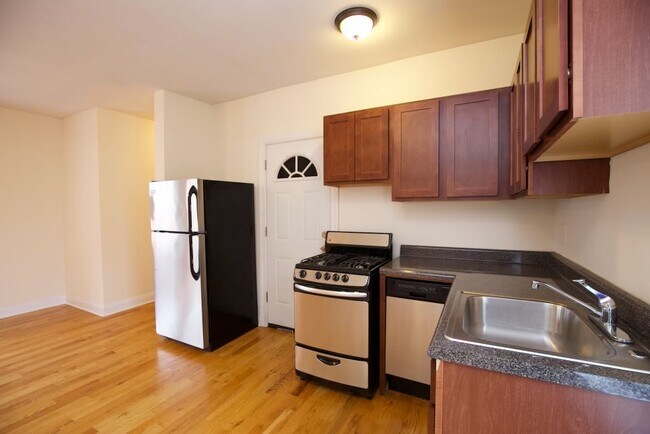 Building Photo - 814 W Cornelia Ave