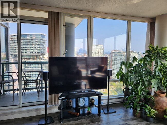 Building Photo - 1033 Marinaside Crescent