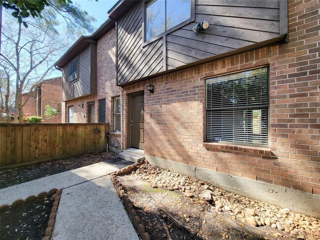 Building Photo - 27 W Willowood Ct