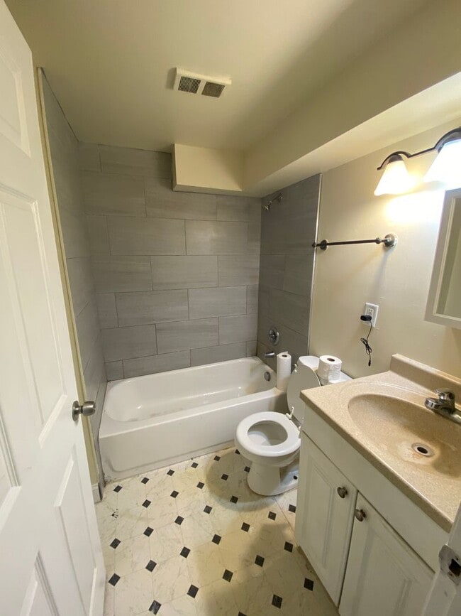 Building Photo - Large Home in Park Hills