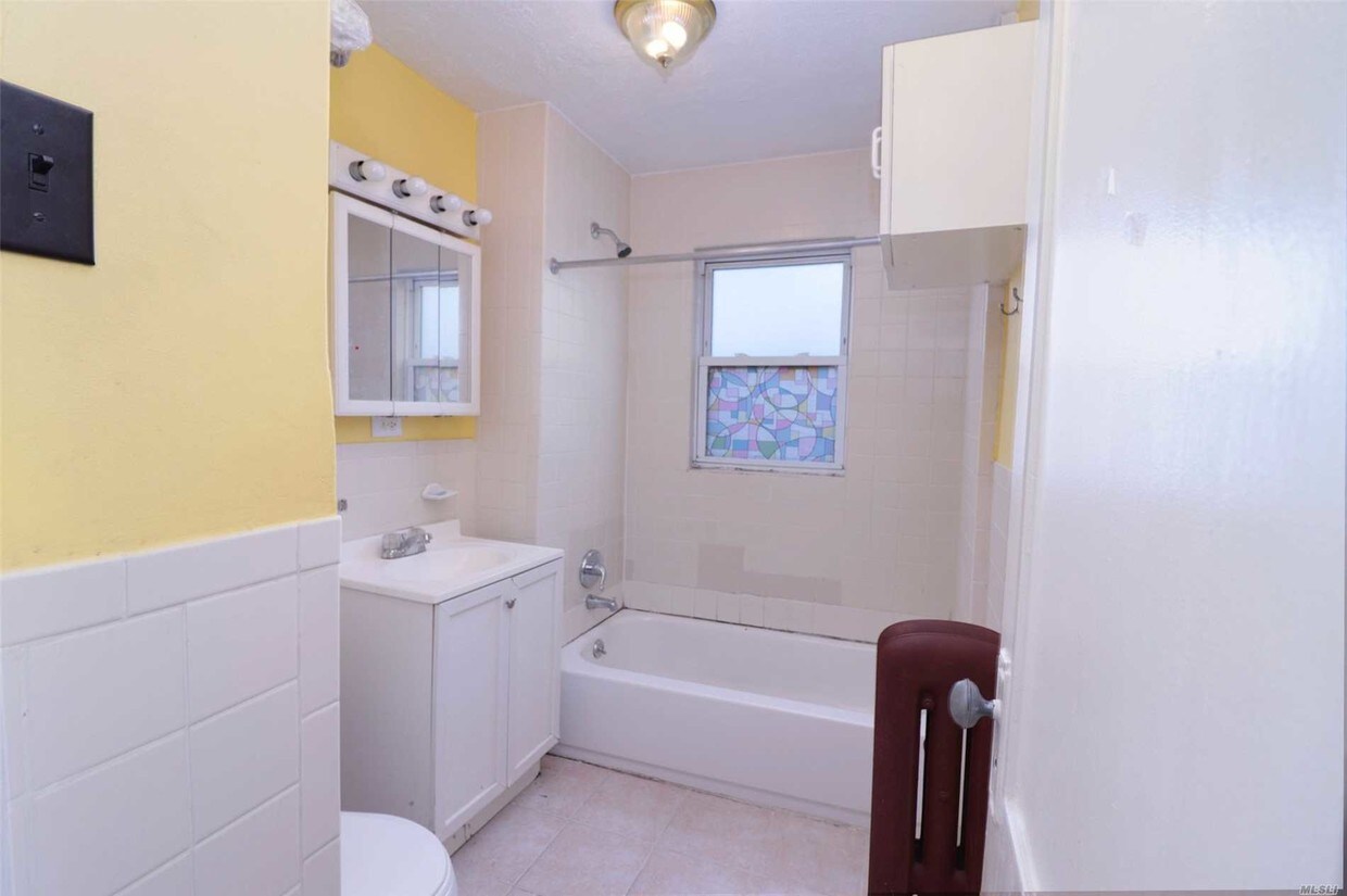 Foto del edificio - 89-24 186th St