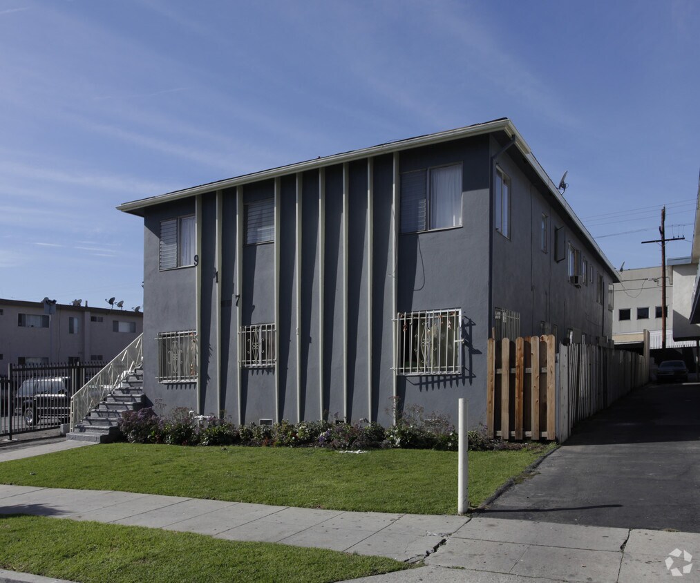 Building Photo - 917 N Hudson Ave