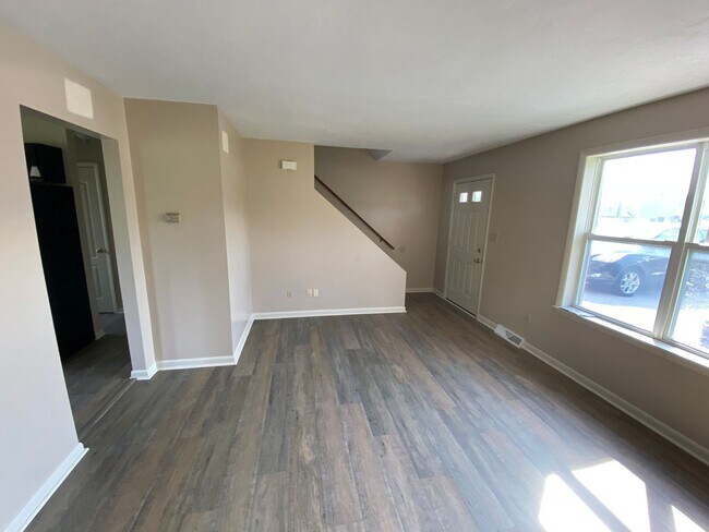 Building Photo - Townhouse