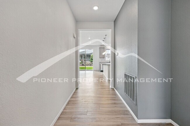 Foto del edificio - Spacious Home with Washer/Dryer and Centra...