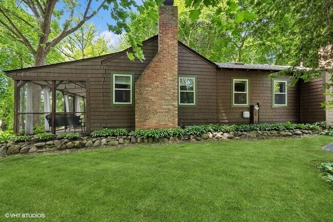 Building Photo - 718 Three Oaks Rd