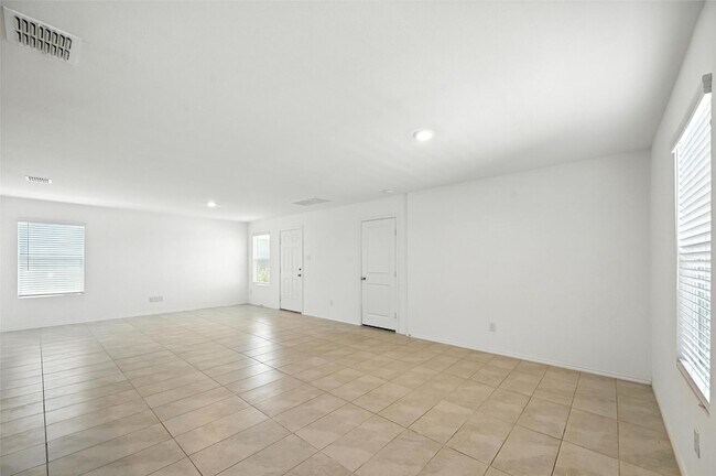 Building Photo - 208 Rubylace Dr