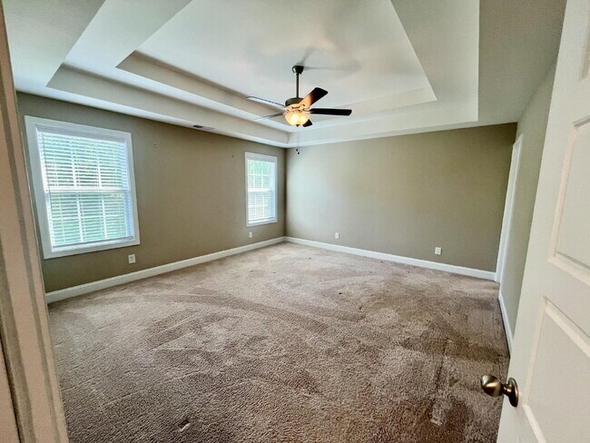 Building Photo - Meticulously kept home in mint condition. ...