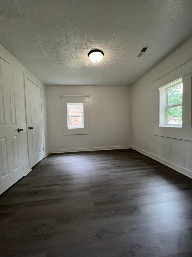 Building Photo - Available Now 2 bedroom 1 bath!