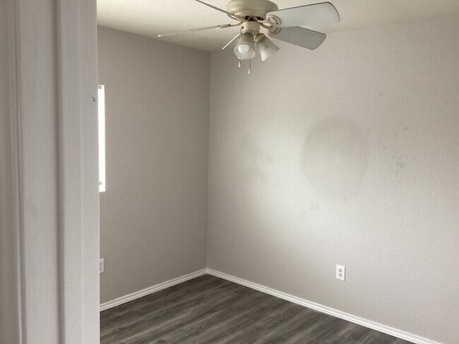 Building Photo - Nice & Spacious 3/2.5/1 townhome