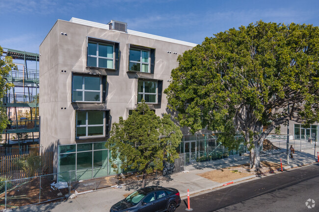 Exterior - Gramercy Place Apartments