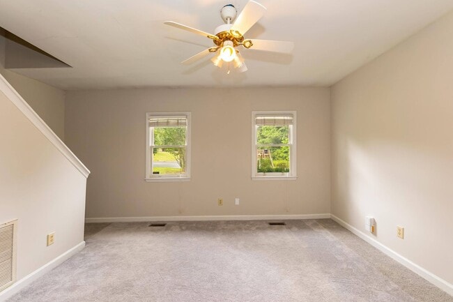 Building Photo - Recently Upgraded 2 Bed/1.5 Bath Duplex
