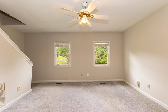 Foto del edificio - Recently Upgraded 2 Bed/1.5 Bath Duplex
