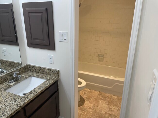 Master Ensuite - 15010 Baycliff