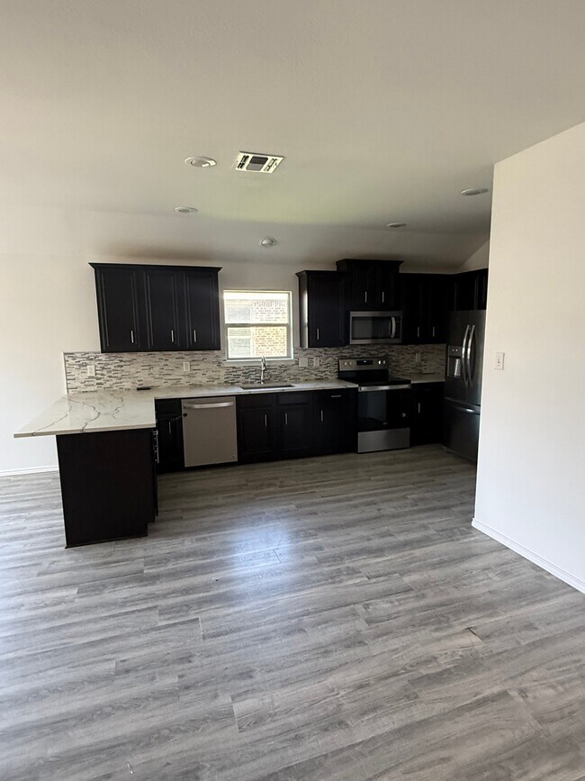 Foto del edificio - 2815 Briarbrook Dr