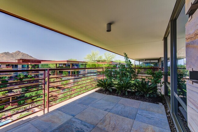 Building Photo - 7137 E Rancho Vista Dr