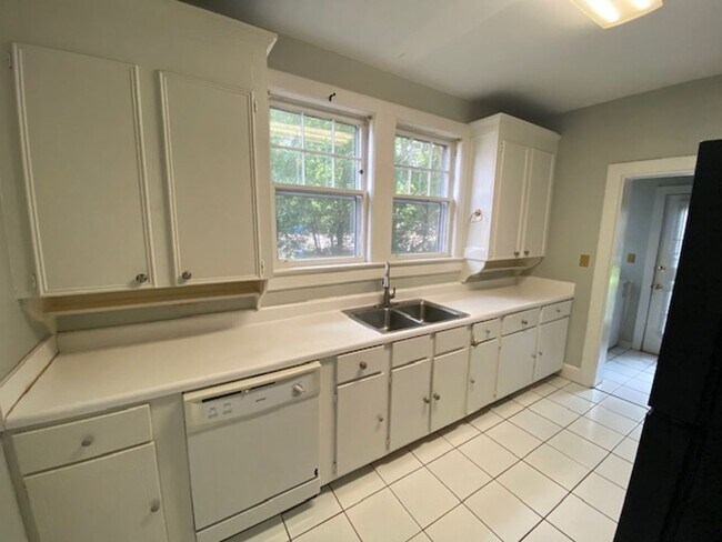 Building Photo - 3 bedroom 2 bath  Heathwood/ Melrose Heights Area