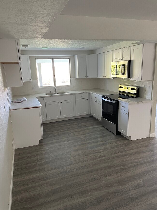 Foto del edificio - 769 Almond Dr