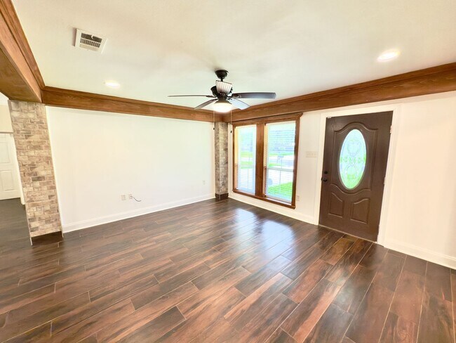Building Photo - Spacious 4BR/3BA Brick Home with Bonus Mot...