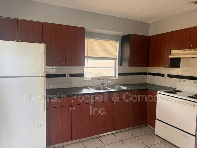Foto del edificio - 3826 Lakeshore Dr