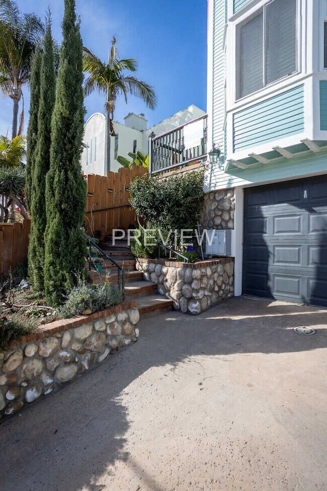 Foto del edificio - STUNNING TOWNHOME 2 BED 2.5 BATH 2 CAR GARAGE NORTH PARK/HILLCRES